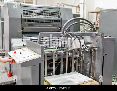 Vecchia macchina di stampa pronto per la stampa, primo piano Foto Stock