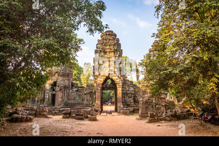 Temple Gate in Cambogia con sorprendente alla luce del sole Foto Stock