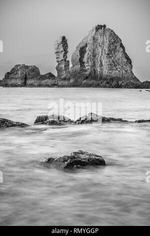 La spiaggia del silenzio (Playa del Silencio) si trova nelle Asturie, Spagna. È il luogo perfetto per sedersi e godersi la bellezza della natura. Foto Stock