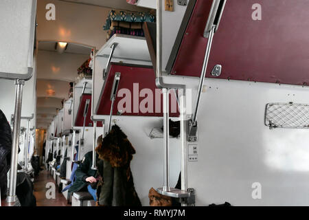 L'interno del vecchio treno, sedili per i passeggeri Foto Stock