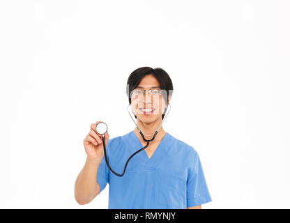 Fiducioso uomo asiatico medico indossando uniforme e permanente di uno stetoscopio isolate su sfondo bianco Foto Stock
