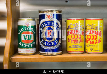 Vecchio Australian lattine di birra su un ripiano Foto Stock