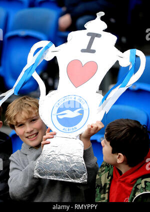 I giovani di Brighton e Hove Albion tifosi sulle tribune tenere fino a casa il trofeo realizzato prima della FA Cup quinto round in abbinamento alla AMEX Stadium, Brighton. Foto Stock