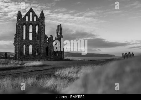 Whitby Abbey girato in bianco e nero su un inverno tardo pomeriggio, camera per spazio di copia Foto Stock
