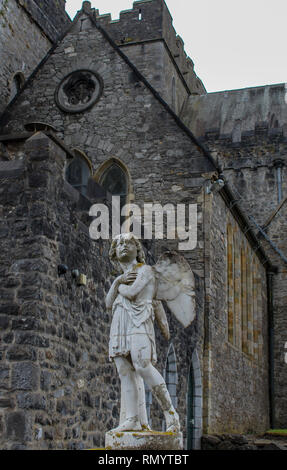 Statua di un angelo davanti a una chiesa, Kilkenny, Irlanda Foto Stock