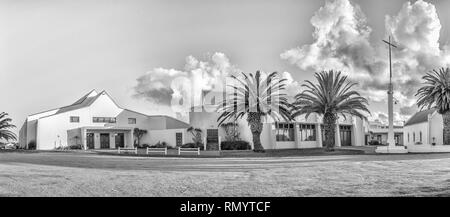 LANGEBAAN, SUD AFRICA, 20 agosto 2018: Panorama della chiesa olandese riformata di Langebaan nella provincia del Capo occidentale. Monocromatico Foto Stock