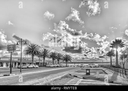 LANGEBAAN, SUD AFRICA, 20 agosto 2018: Un tardo pomeriggio scena di strada, con le imprese e i veicoli in Langebaan nella provincia del Capo occidentale. Mono Foto Stock