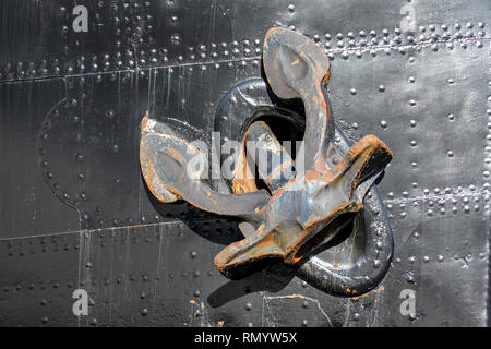 Rusty tassello di un nero nave in porto Foto Stock