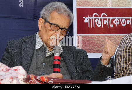 Bolpur, India. 15 Feb, 2019. Il premio Nobel Amartya Sen indirizzi durante un programma di due giorni di dibattito pubblico su "Il ruolo del settore sanitario e di insegnanti nella fornitura di servizi sanitari" organizzato da Pratichi(India)credito di fiducia: Subhashis Basu/Pacific Press/Alamy Live News Foto Stock