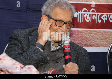 Bolpur, India. 15 Feb, 2019. Il premio Nobel Amartya Sen indirizzi durante un programma di due giorni di dibattito pubblico su "Il ruolo del settore sanitario e di insegnanti nella fornitura di servizi sanitari" organizzato da Pratichi(India)credito di fiducia: Subhashis Basu/Pacific Press/Alamy Live News Foto Stock