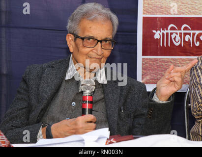 Bolpur, India. 15 Feb, 2019. Il premio Nobel Amartya Sen indirizzi durante un programma di due giorni di dibattito pubblico su "Il ruolo del settore sanitario e di insegnanti nella fornitura di servizi sanitari" organizzato da Pratichi(India)credito di fiducia: Subhashis Basu/Pacific Press/Alamy Live News Foto Stock