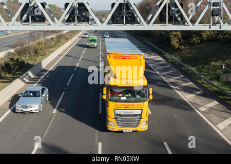 Il traffico su quattro lane M3 smart autostrada nelle vicinanze del Lightwater nel Surrey, Regno Unito Foto Stock