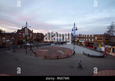 Crepuscolo presso la Piazza dell'Aquila in Arnold, Nottingham Nottinghamshire England Regno Unito Foto Stock