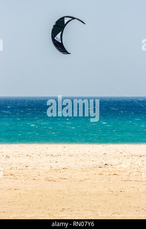 Immagine di un kite surf sulla sabbia bianca e mare blu sulla spiaggia di Tarifa (Playa de Tarifa), posto famoso per il kite surf in Andalusia, Spagna. Foto Stock