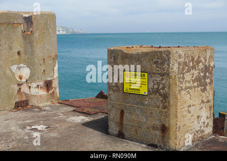 "Ira" segno su un vecchio muro del porto Foto Stock