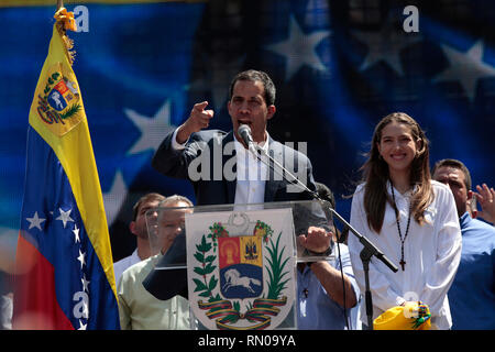 Caracas, Venezuela. 2° febbraio 2019. Venezuelano leader dell opposizione e auto-proclamato presidente ad interim Juan Guaido e sua moglie Fabiana Rosales reagire d Foto Stock