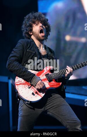 Fall Out Boy Chitarrista Joe Trohman è mostrato assolo durante un 'live' aspetto di concerto. Foto Stock