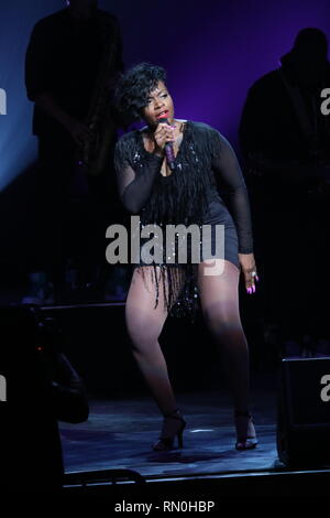 Cantante, compositore, attrice e autore, Fantasia Monique Barrino, comunemente noti semplicemente dalla mononym Fantasia, è mostrato il palcoscenico durante una 'live' aspetto di concerto. Foto Stock