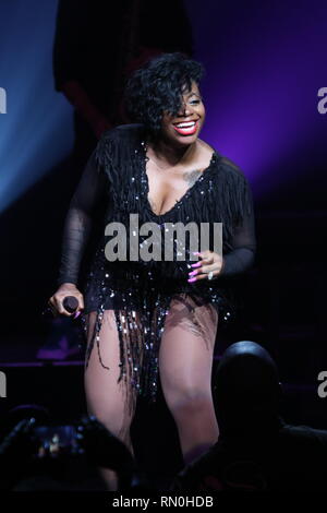 Cantante, compositore, attrice e autore, Fantasia Monique Barrino, comunemente noti semplicemente dalla mononym Fantasia, è mostrato il palcoscenico durante una 'live' aspetto di concerto. Foto Stock