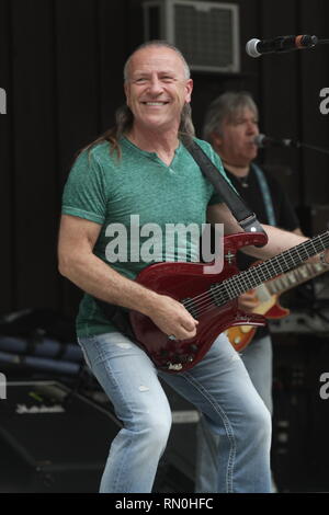 Cantante, compositore e chitarrista Mark Farner è mostrato esibirsi sul palco durante un 'live' aspetto di concerto. Foto Stock