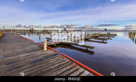 Vuoto pontili in legno in marina sulla riva del lago in Frisia, Paesi Bassi Foto Stock