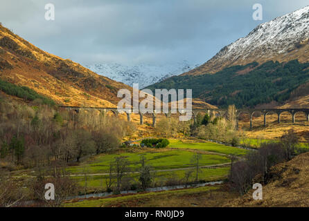 Il viadotto Glenfinnan vicino a Fort William Scozia, ben noto come la 'Harry Potter ponte" a causa della sua inclusione nel film. Foto Stock