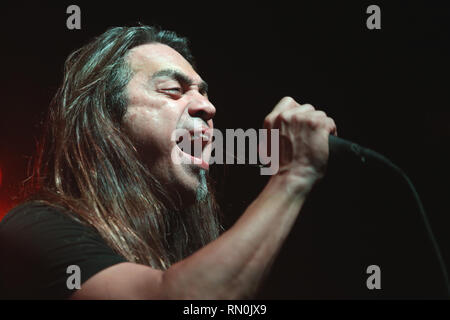 Il cantante Ray Alder è mostrato esibirsi sul palco durante un 'live' aspetto di concerto con i destini di avvertimento. Foto Stock