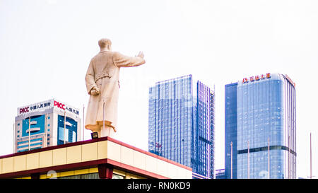 CHENGDU, Cina - 16 Maggio 2015 - Vista sulla statua del presidente Mao Zedong sulla piazza Tianfu, Chengdu nella provincia di Sichuan, in Cina Foto Stock