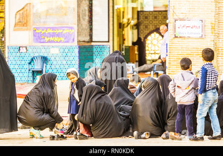 Kashan, Iran - 3 Novembre, 2016 - Vista sul gruppo delle donne e dei bambini in attesa davanti ad una moschea Foto Stock