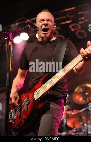 Il bassista Joey Vera è mostrato esibirsi sul palco durante un 'live' aspetto di concerto con i destini di avvertimento. Foto Stock