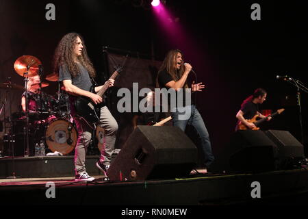 Avviso di destini sono mostrati esibirsi sul palco durante un 'live' aspetto di concerto. Foto Stock