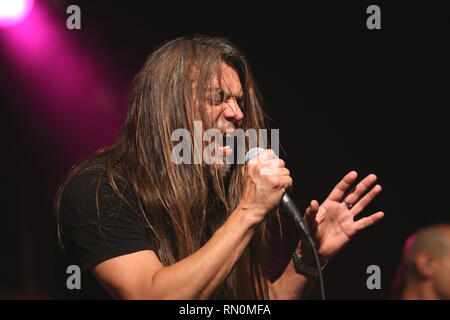 Il cantante Ray Alder è mostrato esibirsi sul palco durante un 'live' aspetto di concerto con i destini di avvertimento. Foto Stock