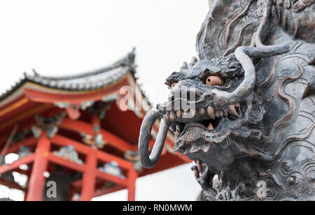 Dragon statua che si trova nella parte anteriore del Kiyomizu-dera temple gate, Kyoto, Giappone Foto Stock