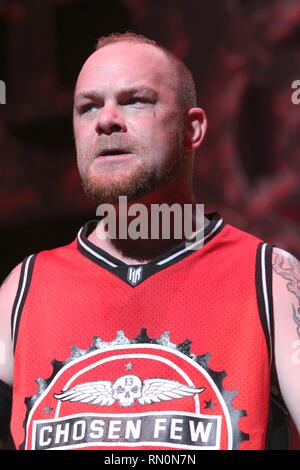 Il cantante Ivan Moody della heavy metal band cinque dita morte punzone viene mostrato il palcoscenico durante una 'live' aspetto di concerto. Foto Stock