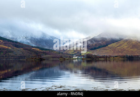 Loch Leven e riflessioni in inverno Glencoe Scozia Foto Stock