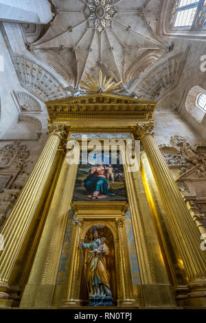 Burgos, Spagna - 24 Marzo 2017. Archivio e pala d altare Sacra Famiglia dipinto di Sebastiano del Piombo a cappella della presentazione (Capilla de la presen Foto Stock