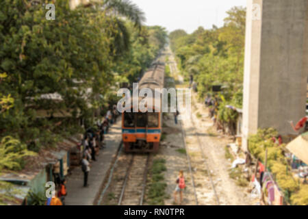Immagine sfocata di molte persone che aspettano il treno per andare a casa dopo il lavoro per la sera. Foto Stock
