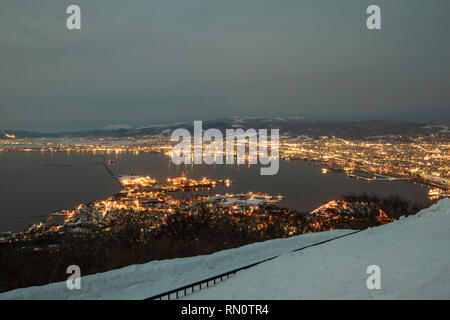 La vista notturna di Hakodate dal monte hakodate nella stagione invernale. Foto Stock