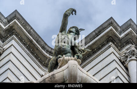 Statua di Mercurio di BBVA banca (vecchio banco del comercio) edificio situato in Gran Vía e Alameda De Mazarredo crossing. Bilbao, Paesi Baschi. Foto Stock