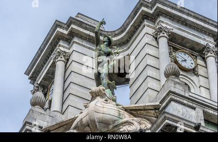 Statua di Mercurio di BBVA banca (vecchio banco del comercio) edificio situato in Gran Vía e Alameda De Mazarredo crossing. Bilbao, Paesi Baschi. Foto Stock