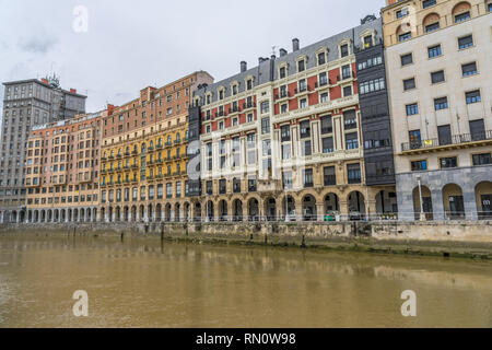 Bilbao, Paesi Baschi. Marzo 26, 2017. Case lungo il fiume Nervion da Arriaga piazza nel quartiere vecchio della città. Foto Stock