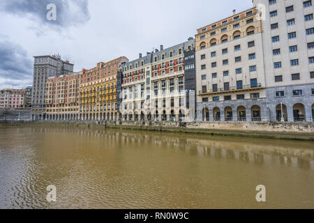 Bilbao, Paesi Baschi. Marzo 26, 2017. Case lungo il fiume Nervion da Arriaga piazza nel quartiere vecchio della città. Foto Stock