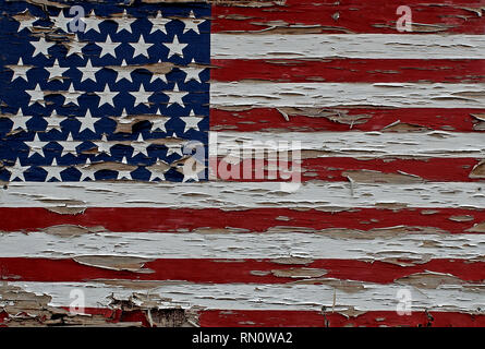 Bandiera americana con solo 39 stelle dipinta su un pannello di legno al di fuori di una casa in Alpine, Texas. Foto Stock