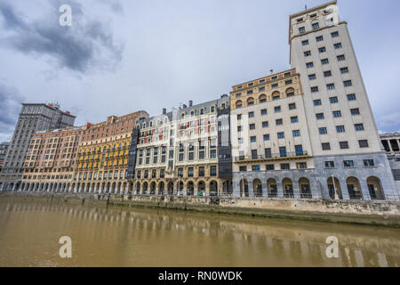 Bilbao, Paesi Baschi. Marzo 26, 2017. Case lungo il fiume Nervion da Arriaga piazza nel quartiere vecchio della città. Foto Stock