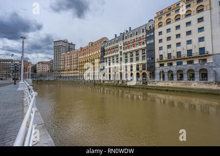 Bilbao, Paesi Baschi. Marzo 26, 2017. Case lungo il fiume Nervion da Arriaga piazza nel quartiere vecchio della città. Foto Stock