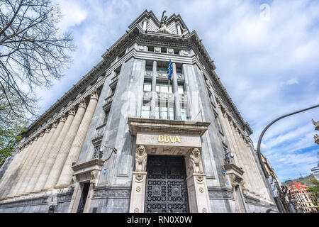 BBVA banca (vecchio banco del comercio) edificio situato in Gran Vía de Don Diego López de Haro e Alameda De Mazarredo crossing. Bilbao, Paese Basco, Foto Stock