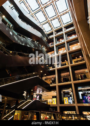 Roma, Italia - Agosto 2018: Interior shot centro commerciale o centro commerciale nel centro cittadino Foto Stock