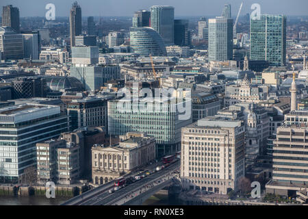 Una veduta aerea di London Bridge e gli edifici degli uffici delle città di Londra Foto Stock