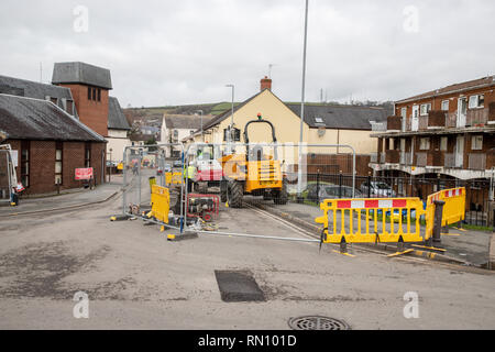 Lavori stradali che si svolgono in Carmarthen Town Center. Barriere di avvertimento sono fino a proteggere gli operai. Foto Stock