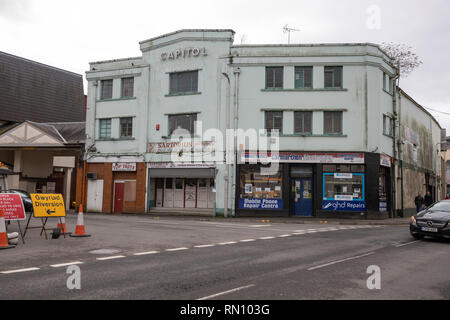 Il Campidoglio di Carmarthen town center nel Galles Occidentale. Una volta che un glorioso edificio che ospita il Bingo, questo edificio è ormai dimenticati e la caduta di derôme Foto Stock